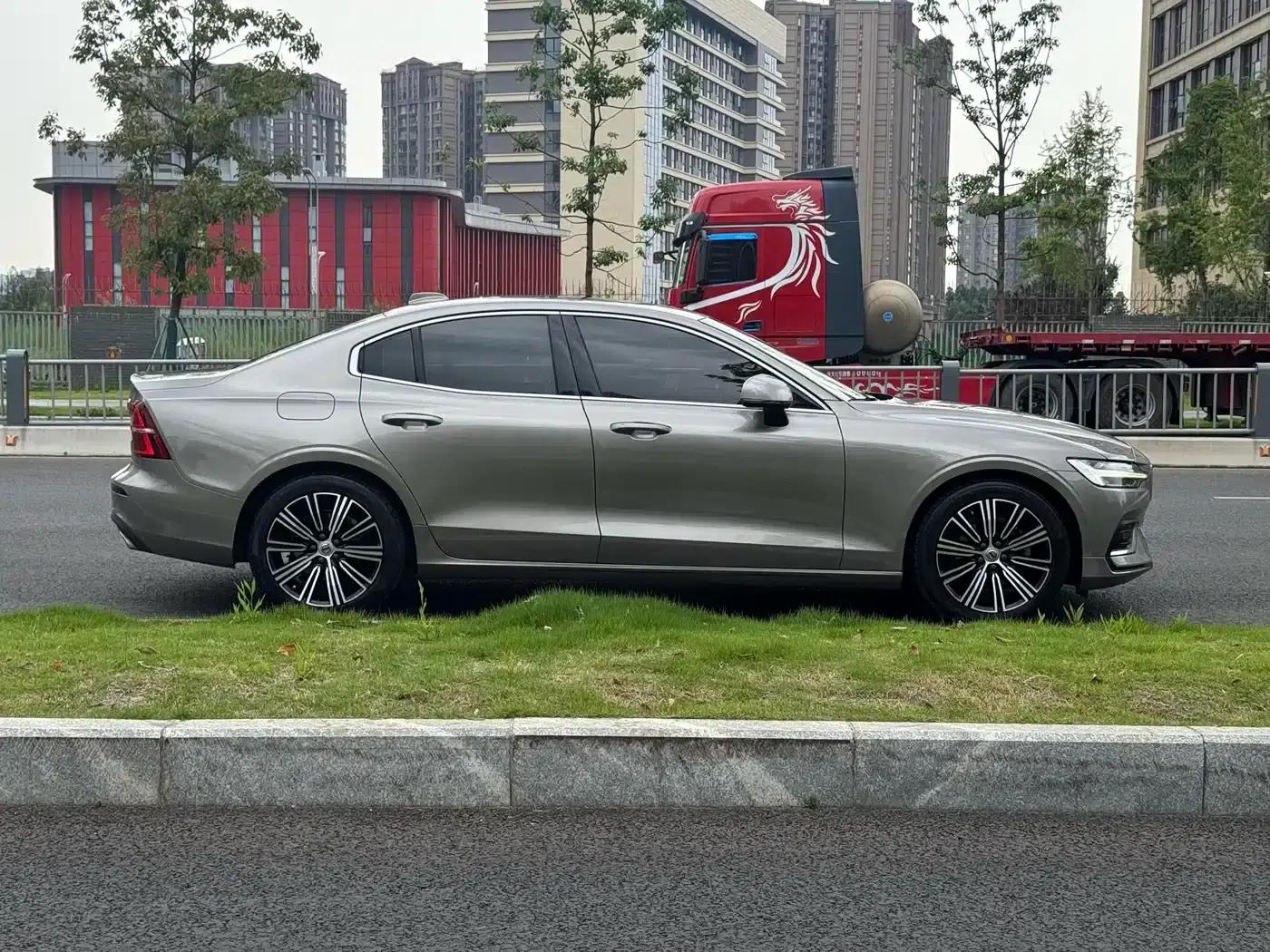 2021 Volvo S60 T4 Inscription Luxury Edition — миниатюра 18