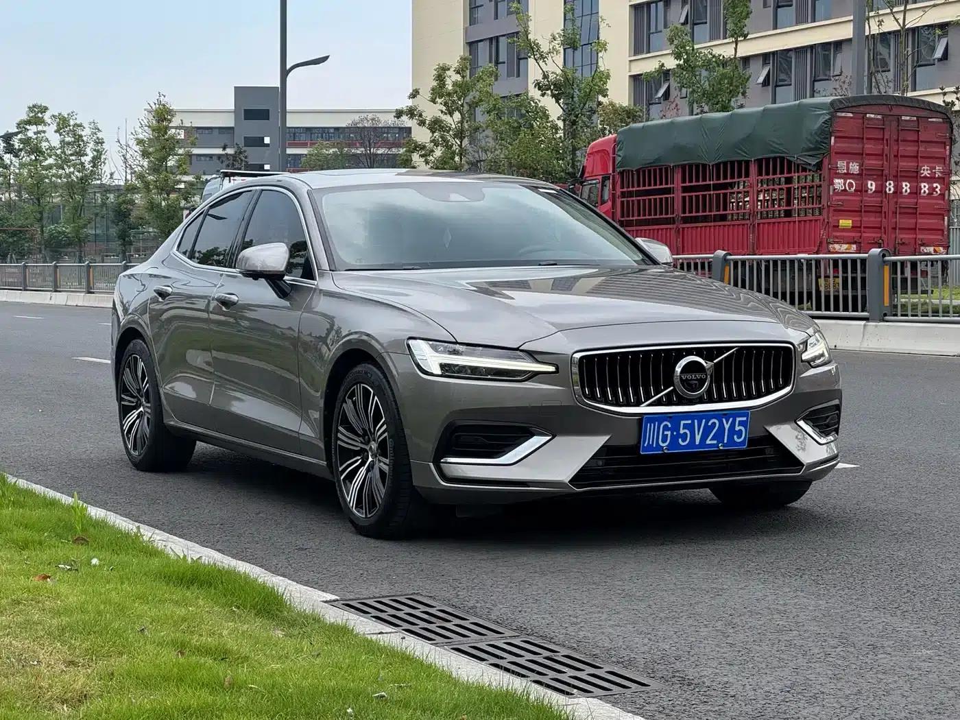 2021 Volvo S60 T4 Inscription Luxury Edition — миниатюра 3