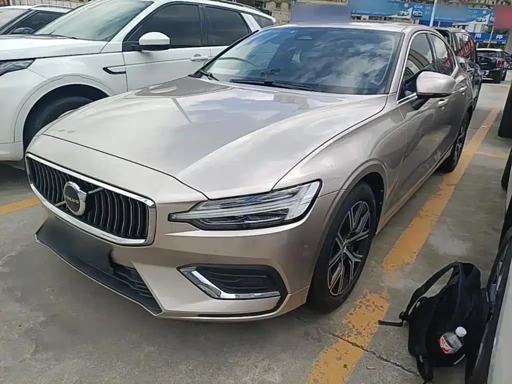 2023 Volvo S60 B4 Smart Luxury Edition — миниатюра 1