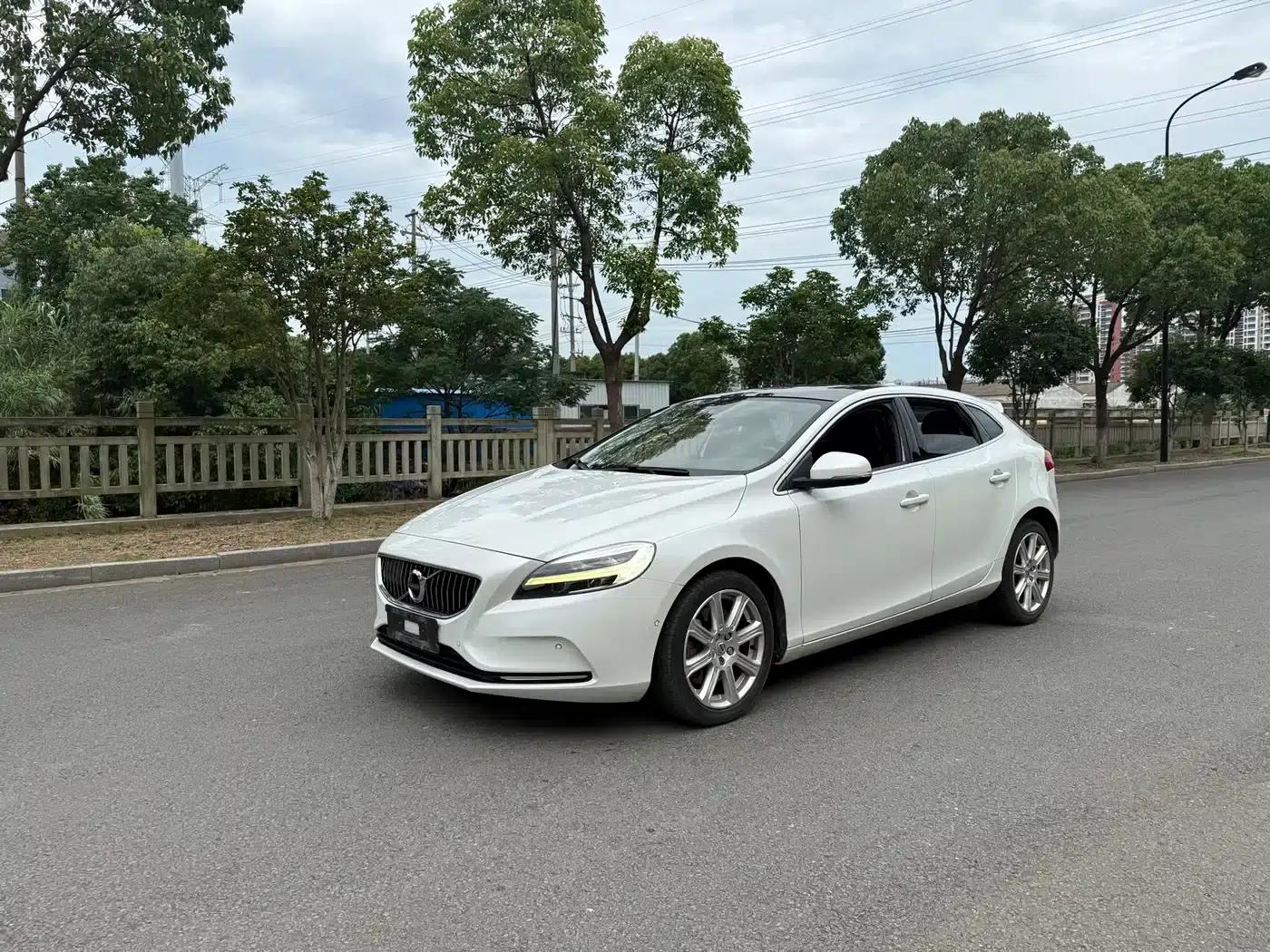 2017 Volvo V40 T3 Smart Edition — миниатюра 1