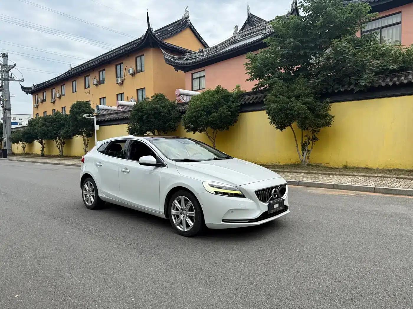 2017 Volvo V40 T3 Smart Edition — миниатюра 3