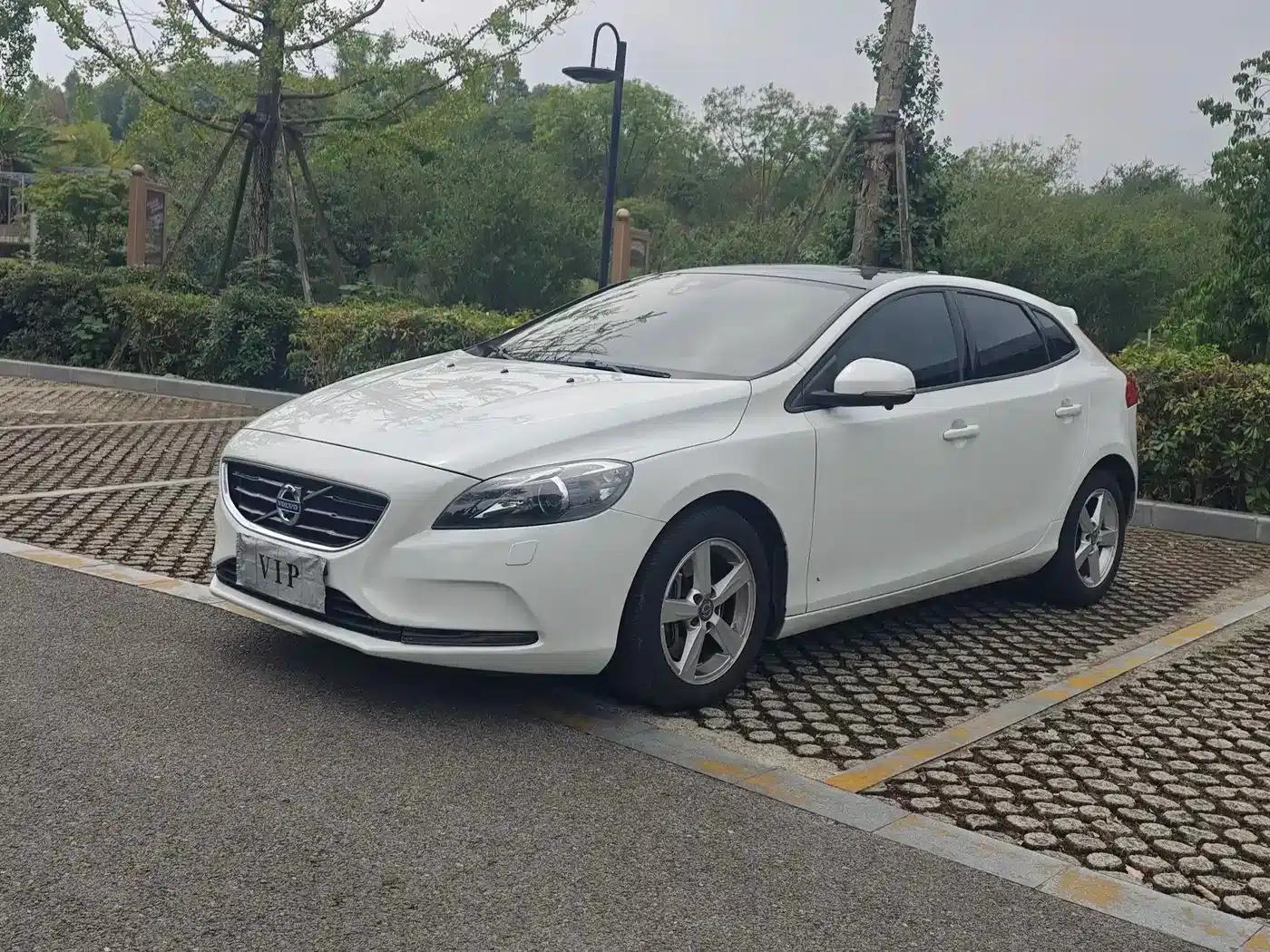 2016 Volvo V40 T3 Smart Edition — миниатюра 1