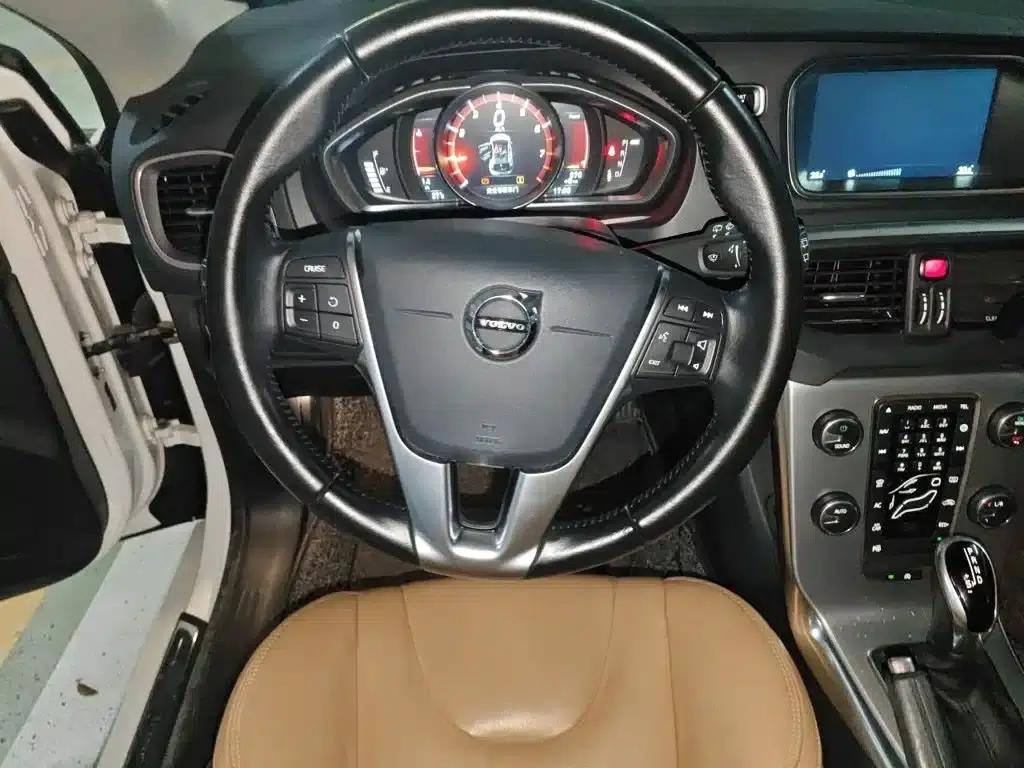 2017 Volvo V40 T3 Smart Edition — миниатюра 3