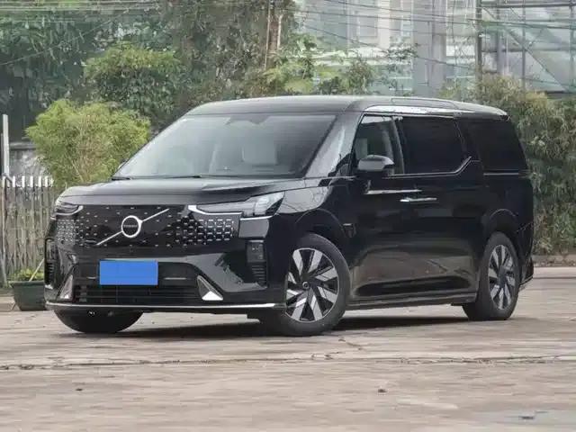 Volvo EM90 2025 Ultra 6-seater