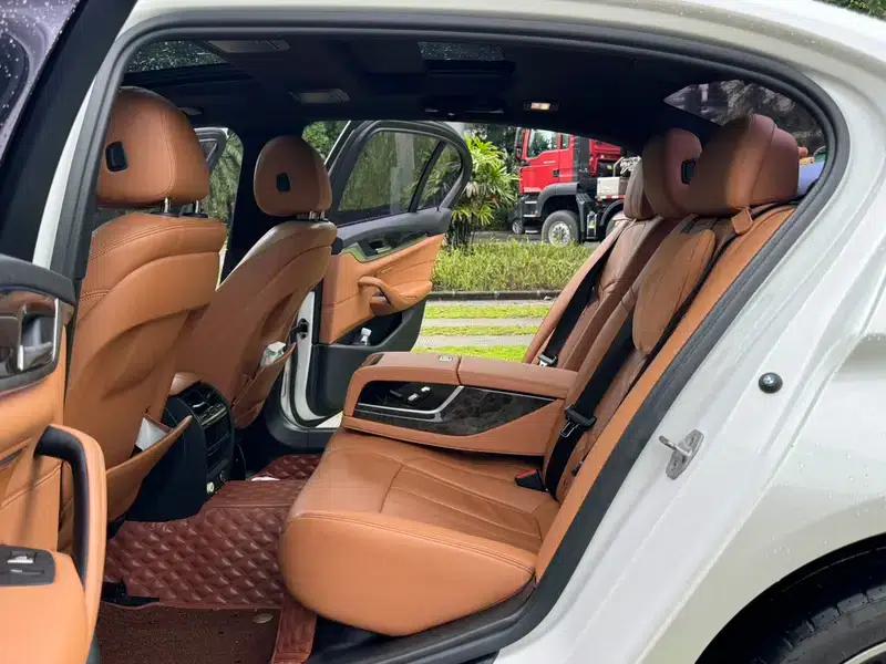 2018 BMW 5 Series 530Li Leading Edition M Sport Package — миниатюра 12
