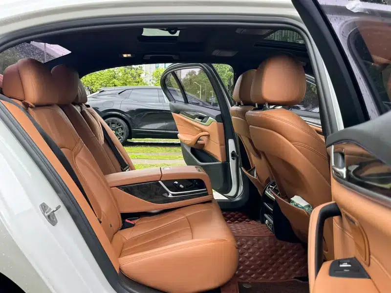 2018 BMW 5 Series 530Li Leading Edition M Sport Package — миниатюра 13