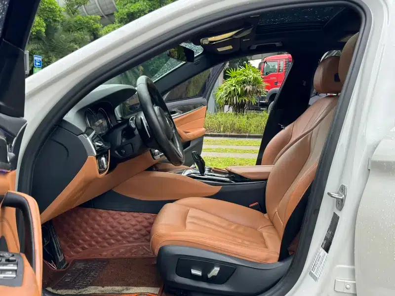 2018 BMW 5 Series 530Li Leading Edition M Sport Package — миниатюра 10
