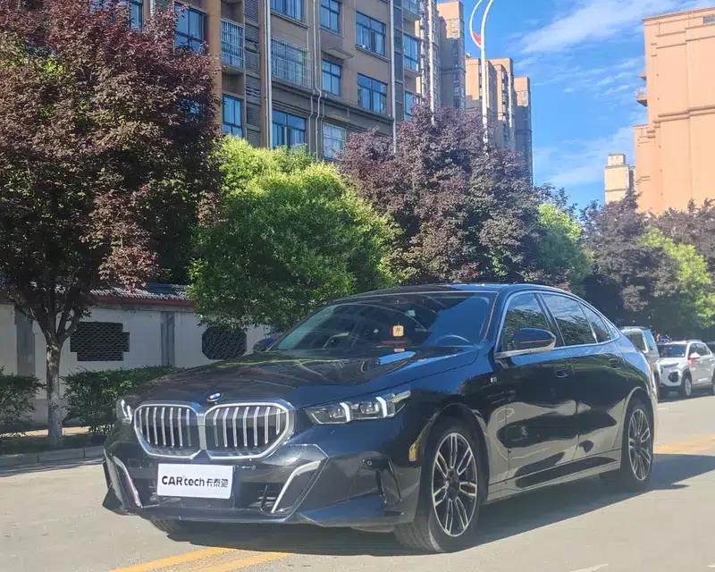 2024 BMW 5 Series 525Li M Sport Package — миниатюра 1