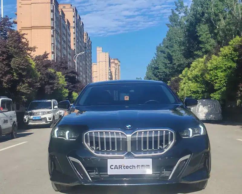 2024 BMW 5 Series 525Li M Sport Package — миниатюра 2