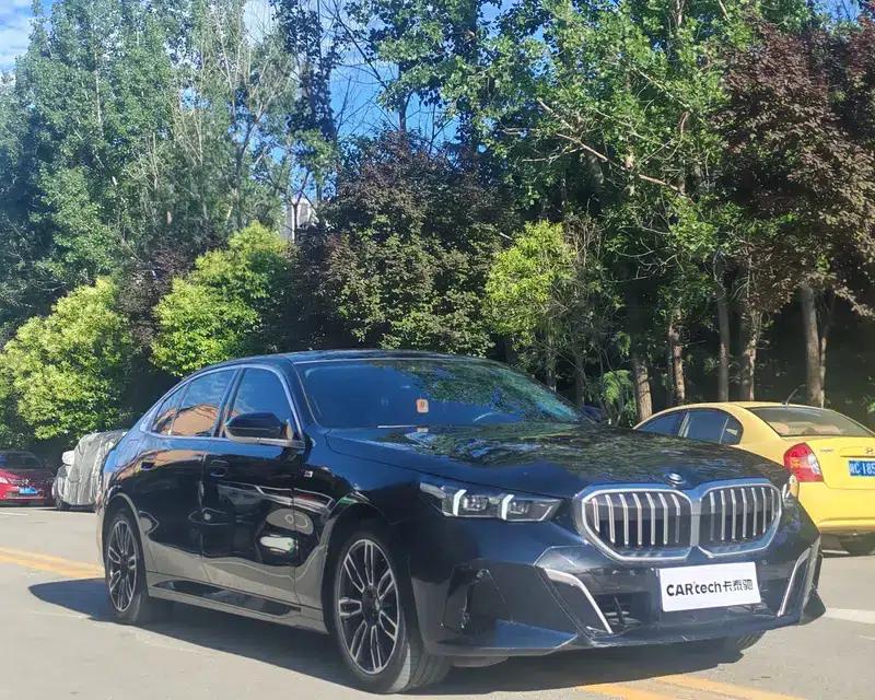 2024 BMW 5 Series 525Li M Sport Package — миниатюра 3