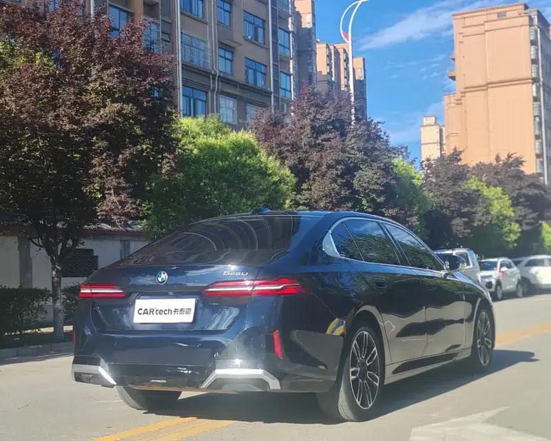 2024 BMW 5 Series 525Li M Sport Package — миниатюра 6