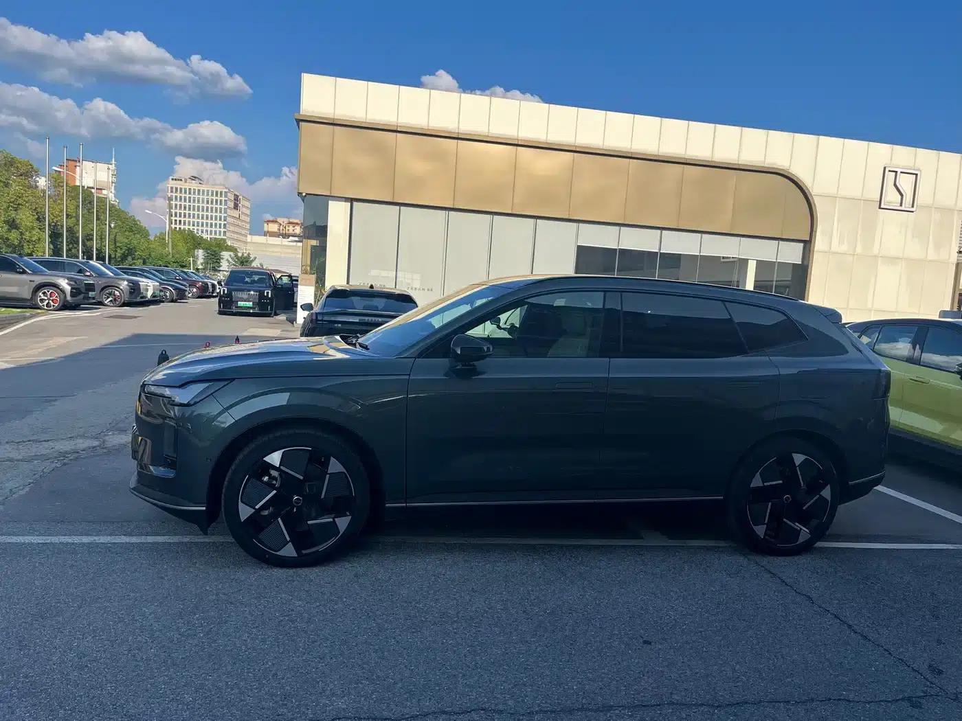 2026 Volvo XC70 Plug-in Hybrid, All-Wheel Drive, Ultra Range — миниатюра 2