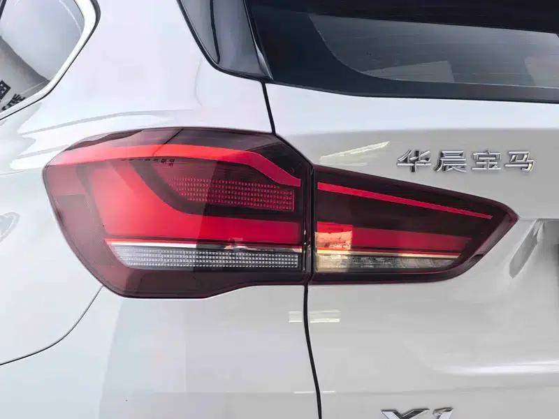 BMW X1 2021 sDrive25Li Leading Edition — миниатюра 8