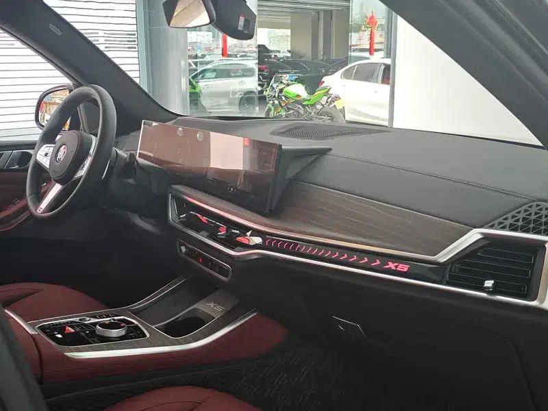 BMW X5 2025 xDrive40Li M Sport Shadow Edition — миниатюра 8
