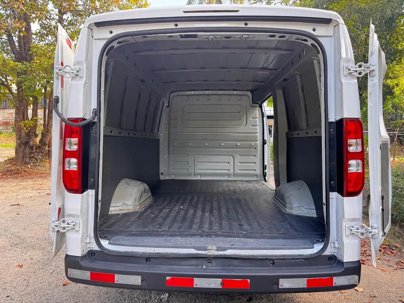 Wuling Yangguang 2024 Model 230km Practical Sealed Window Version 60kW — миниатюра 10