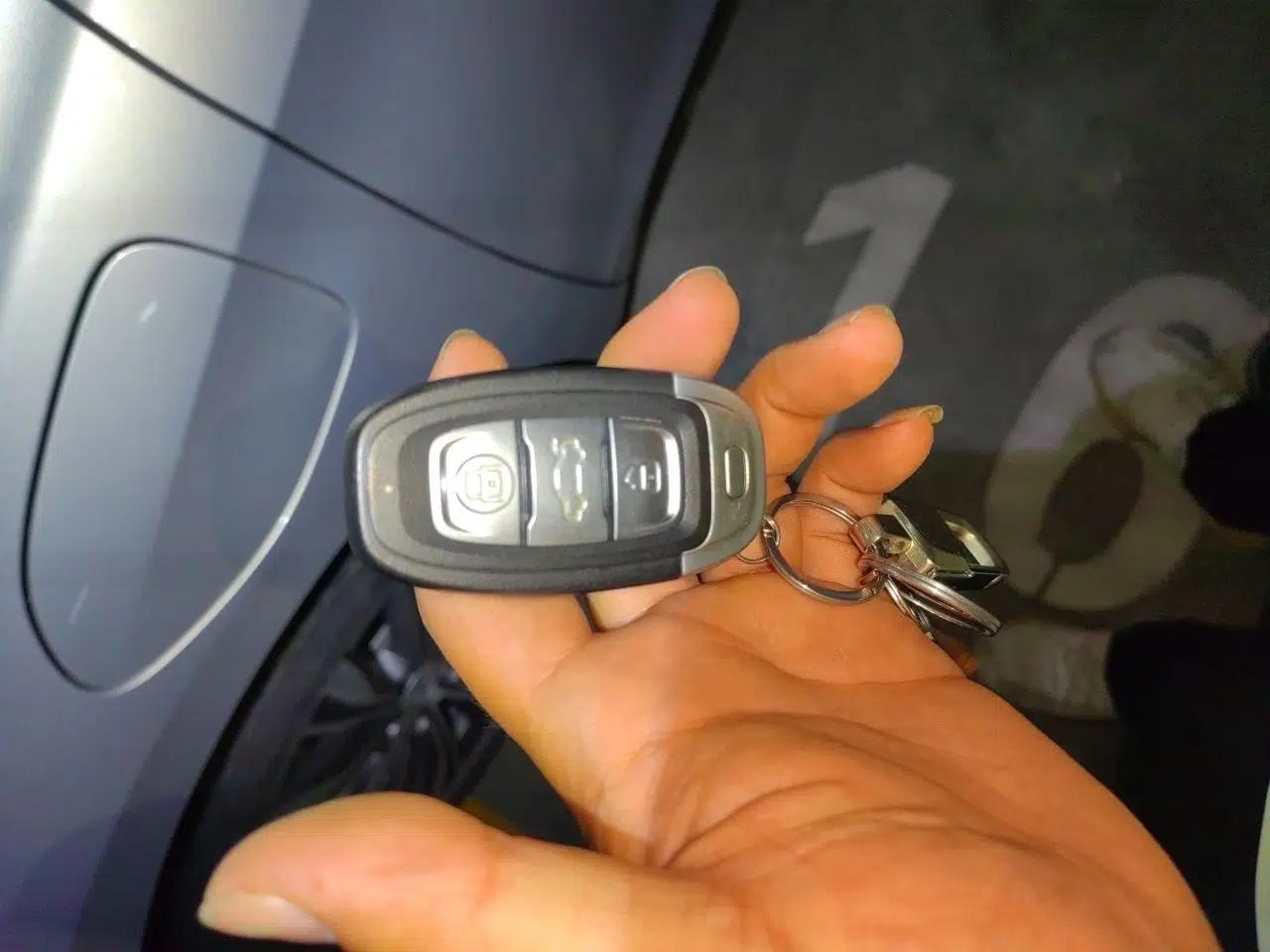 Hongqi E-QM5 2022 431 km Charge & Enjoy Edition — миниатюра 17