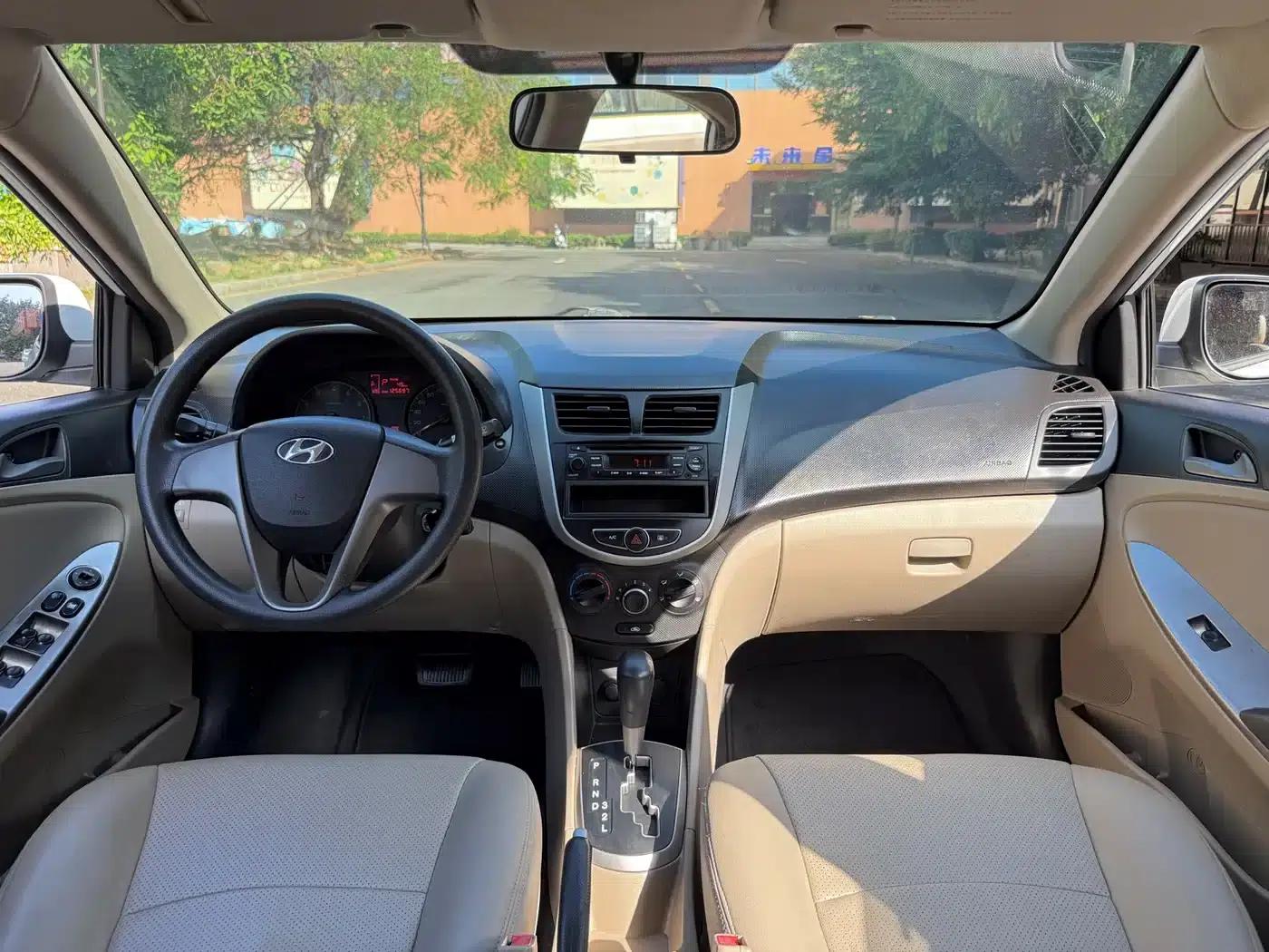2014 Hyundai Reina 1.4L Automatic Intelligent GLS — миниатюра 11