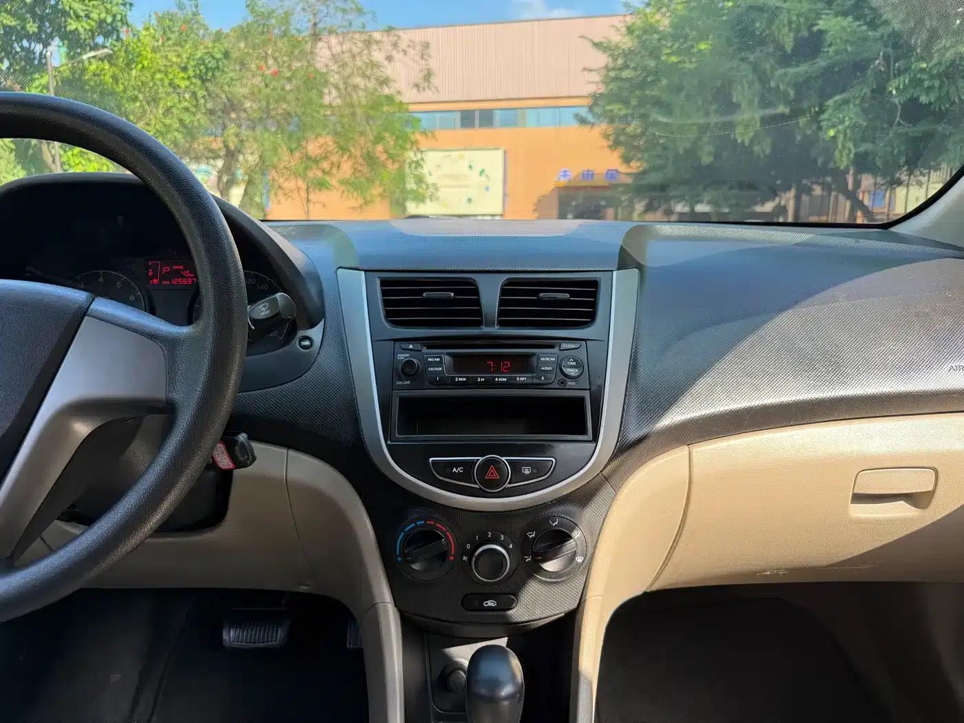 2014 Hyundai Reina 1.4L Automatic Intelligent GLS — миниатюра 12