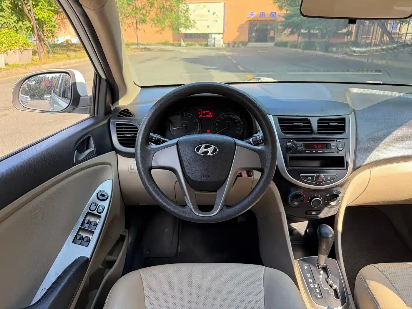 2014 Hyundai Reina 1.4L Automatic Intelligent GLS — миниатюра 13