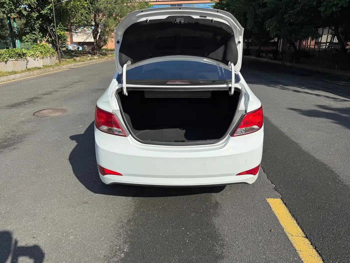 2014 Hyundai Reina 1.4L Automatic Intelligent GLS — миниатюра 14