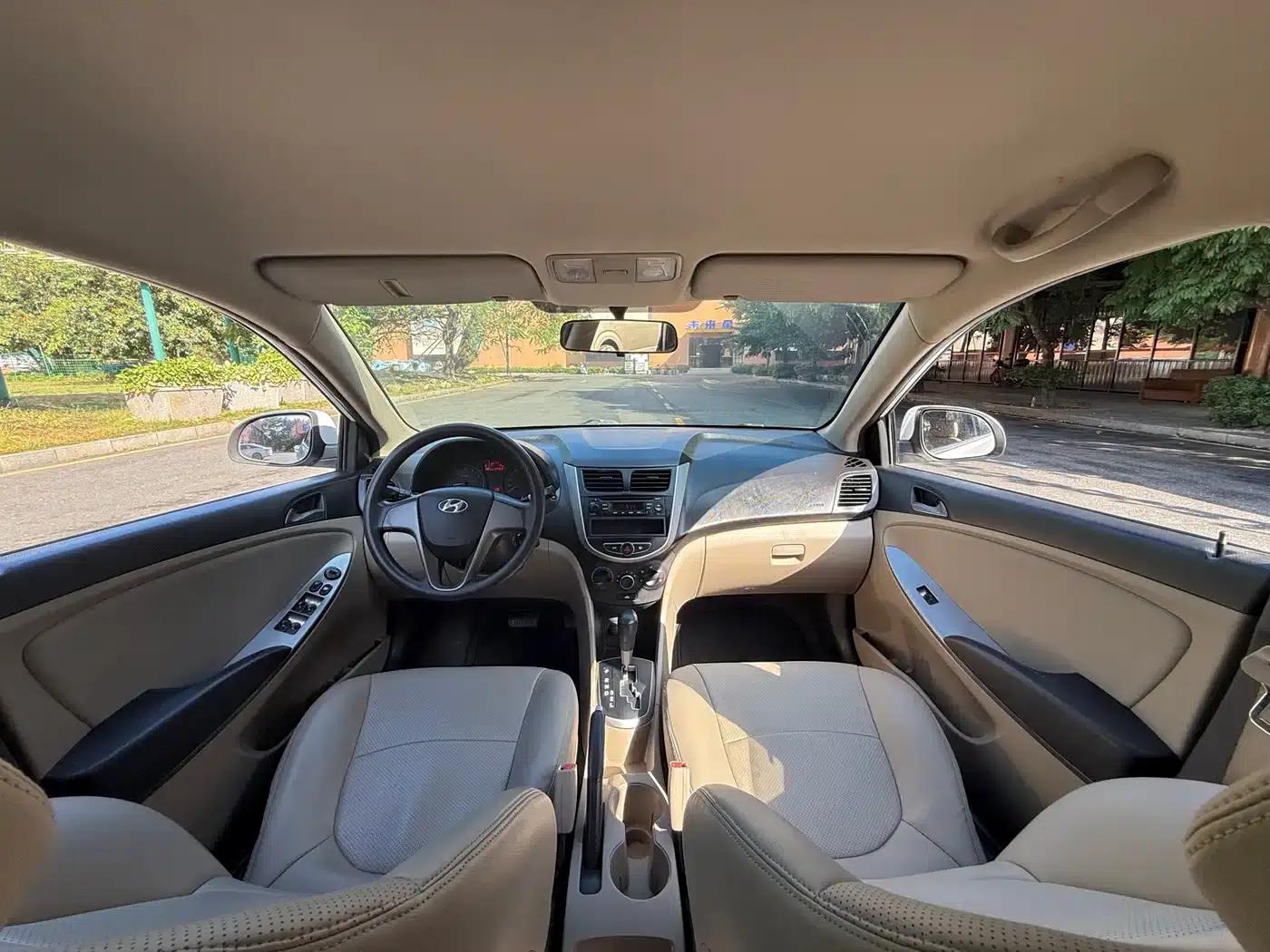 2014 Hyundai Reina 1.4L Automatic Intelligent GLS — миниатюра 15