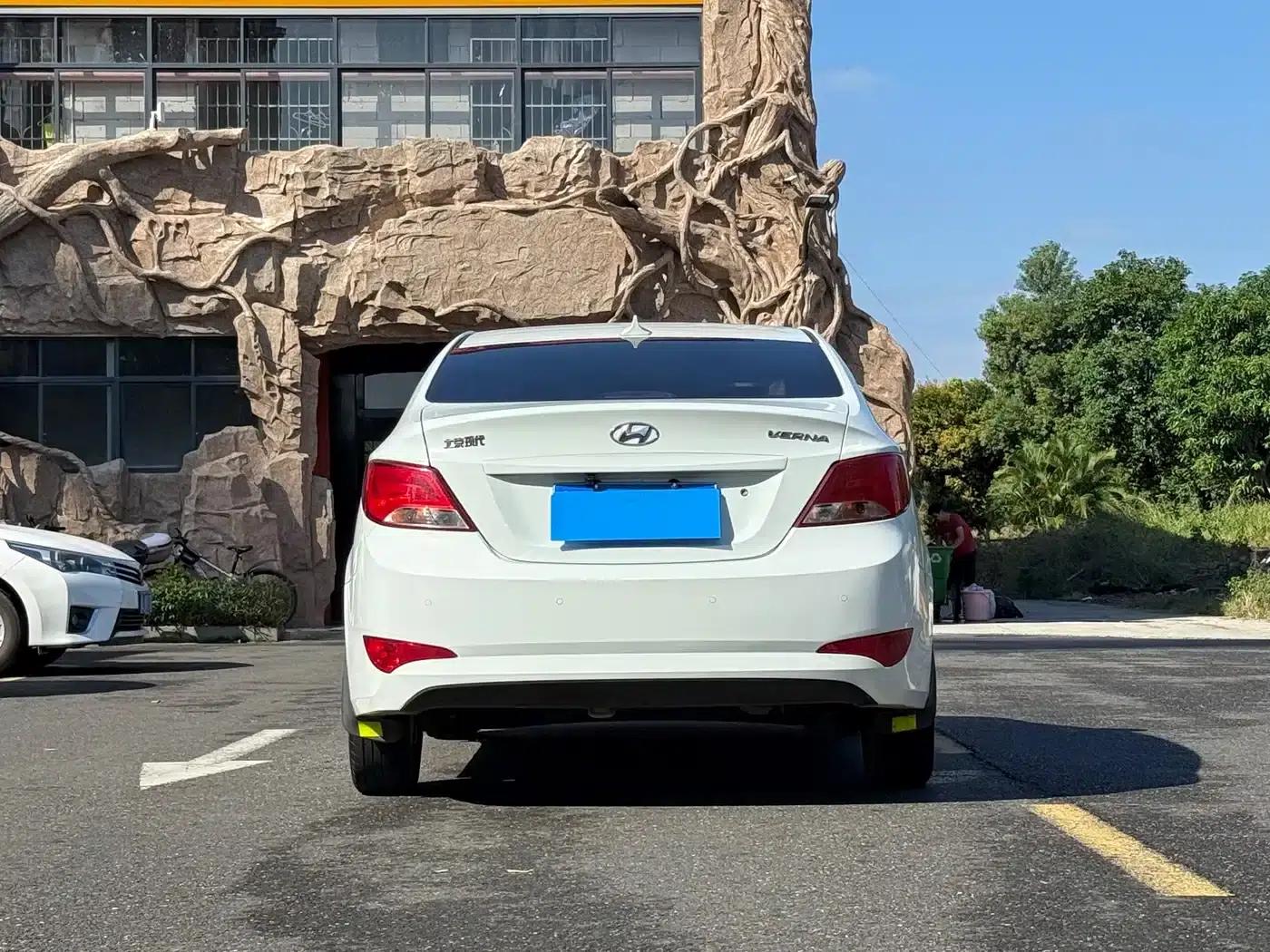 2014 Hyundai Reina 1.4L Automatic Intelligent GLS — миниатюра 3