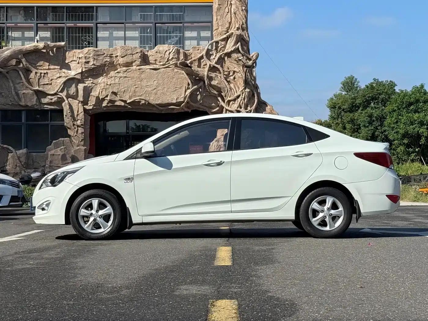 2014 Hyundai Reina 1.4L Automatic Intelligent GLS — миниатюра 4