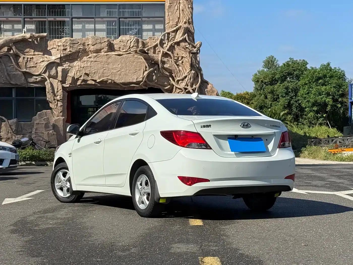 2014 Hyundai Reina 1.4L Automatic Intelligent GLS — миниатюра 5