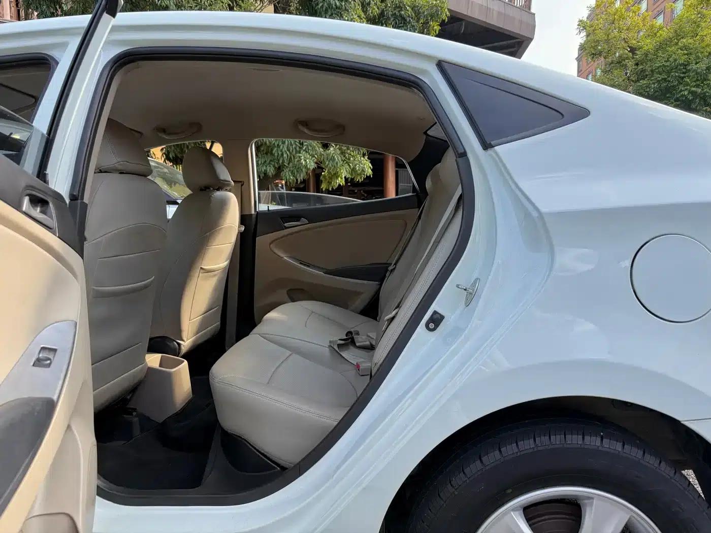 2014 Hyundai Reina 1.4L Automatic Intelligent GLS — миниатюра 7