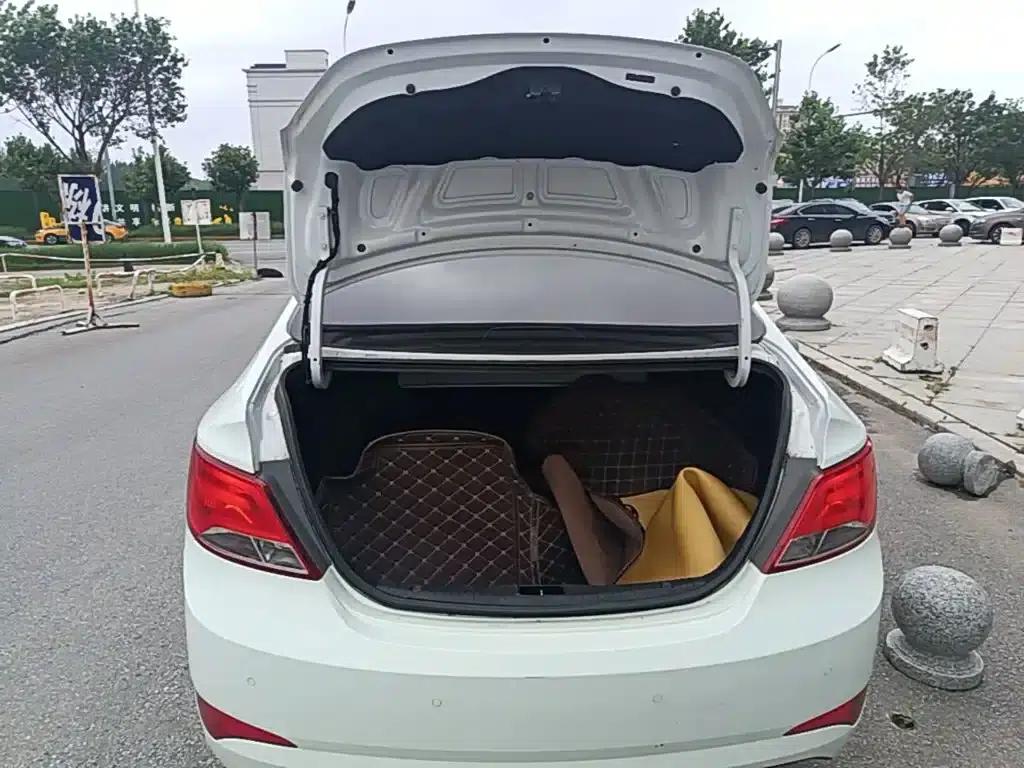 2014 Hyundai Reina 1.4L Automatic Intelligent GLS — миниатюра 19