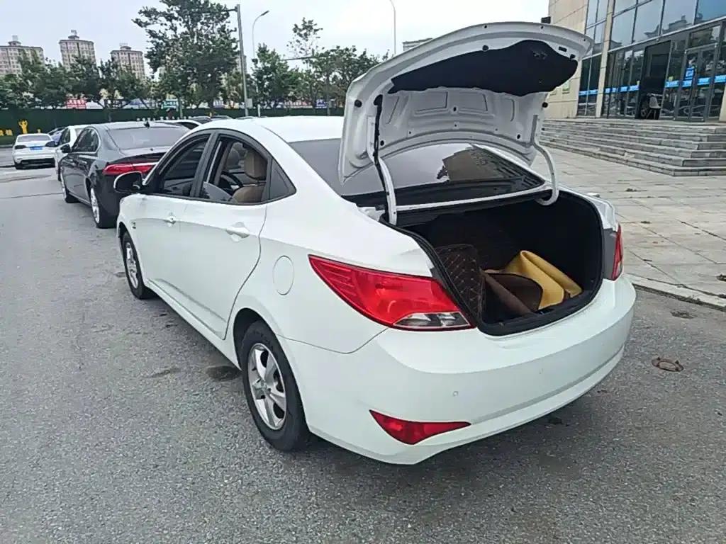 2014 Hyundai Reina 1.4L Automatic Intelligent GLS — миниатюра 5