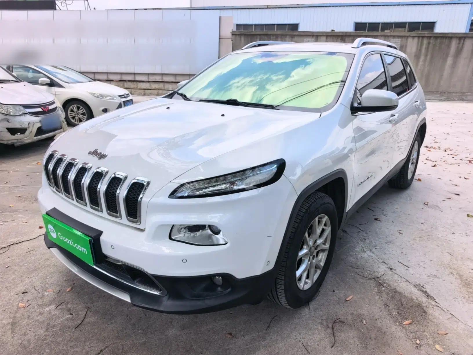 Jeep Cherokee 2016 2.4L Professional Edition — миниатюра 1