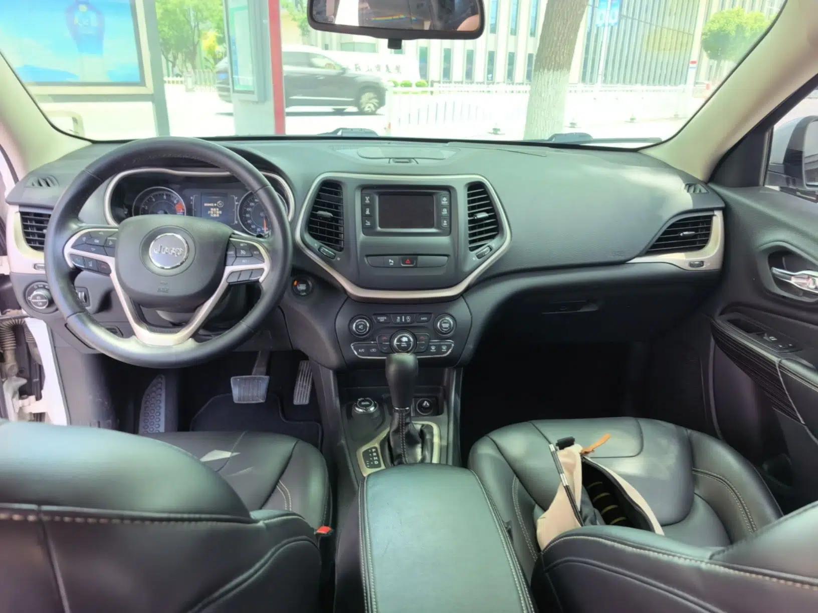 Jeep Cherokee 2016 2.4L Professional Edition — миниатюра 12