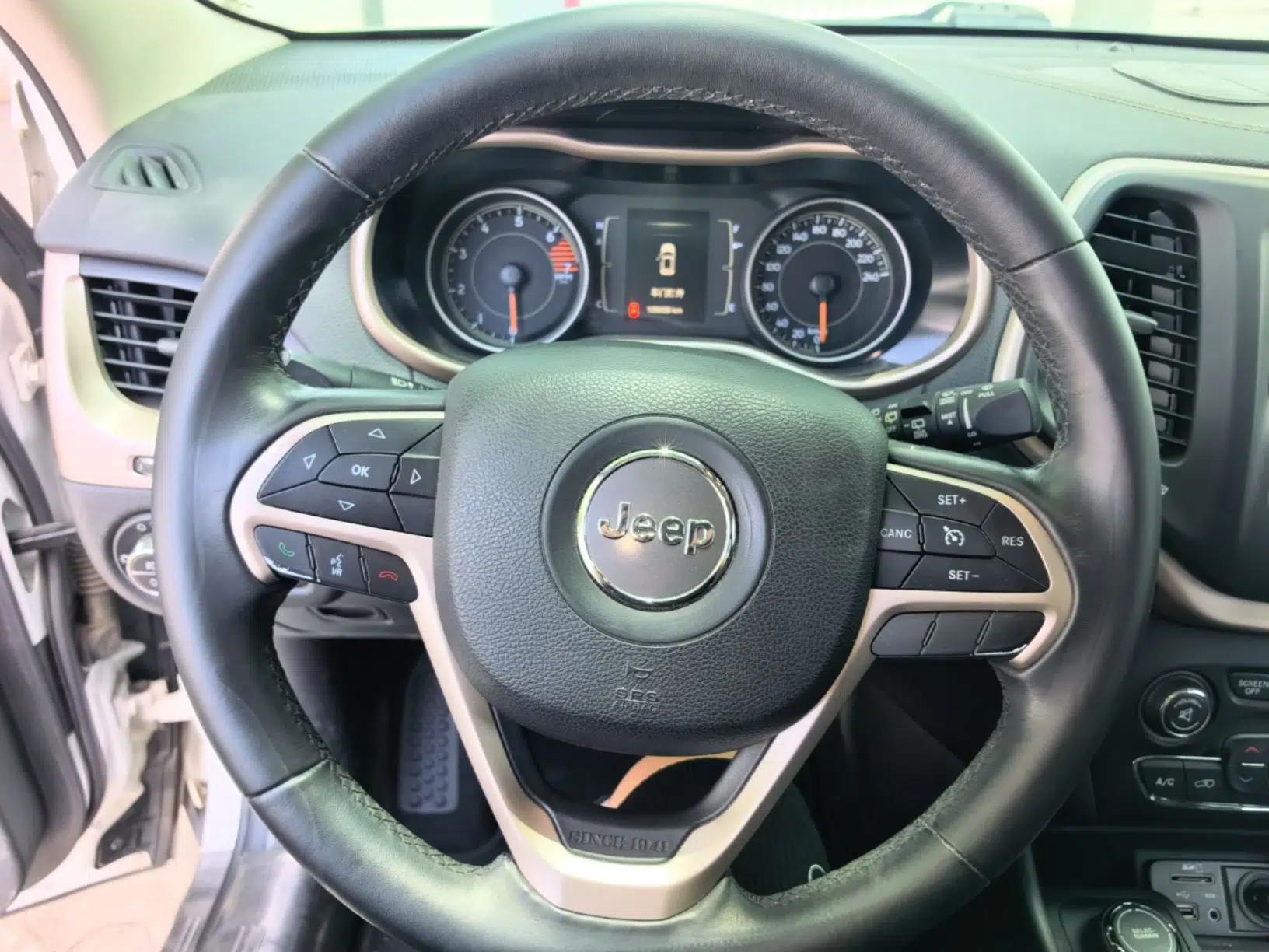 Jeep Cherokee 2016 2.4L Professional Edition — миниатюра 13