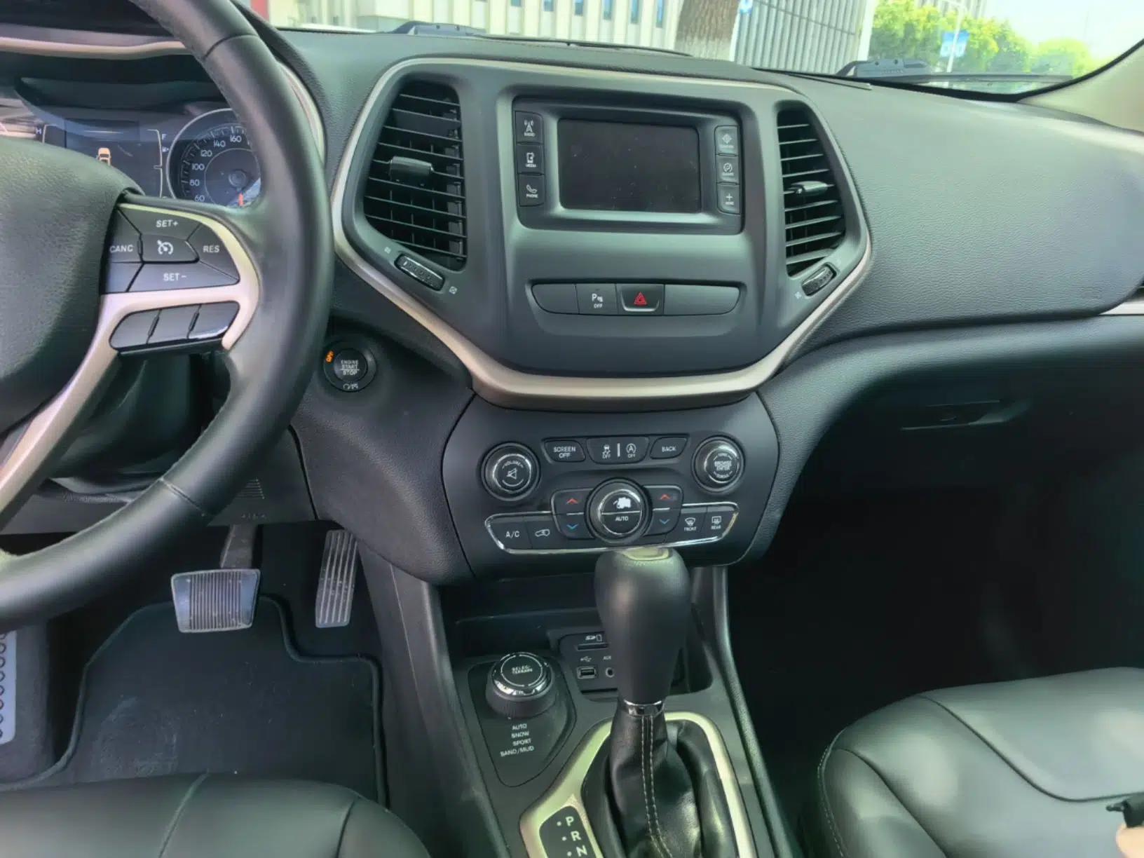 Jeep Cherokee 2016 2.4L Professional Edition — миниатюра 15