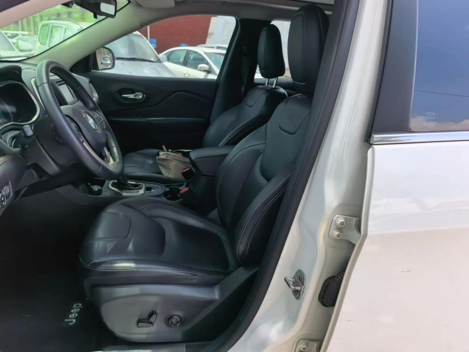 Jeep Cherokee 2016 2.4L Professional Edition — миниатюра 17