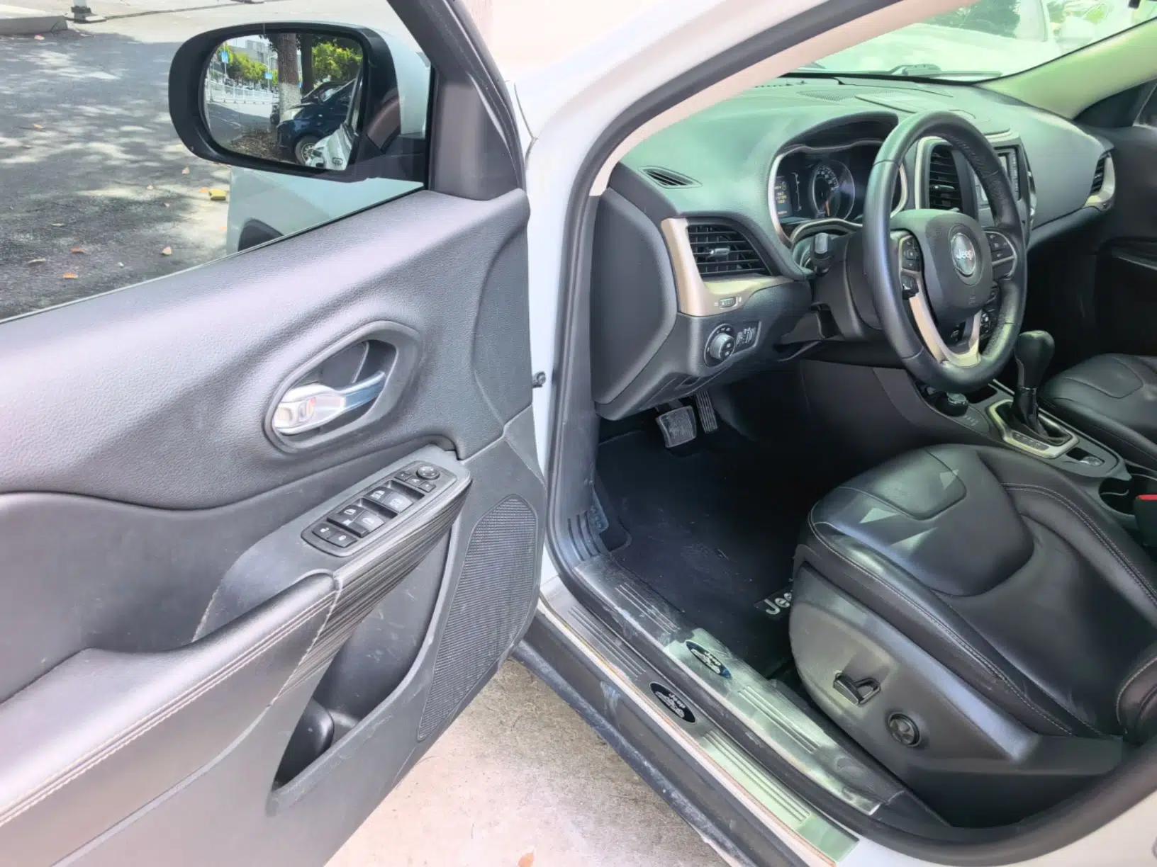 Jeep Cherokee 2016 2.4L Professional Edition — миниатюра 18