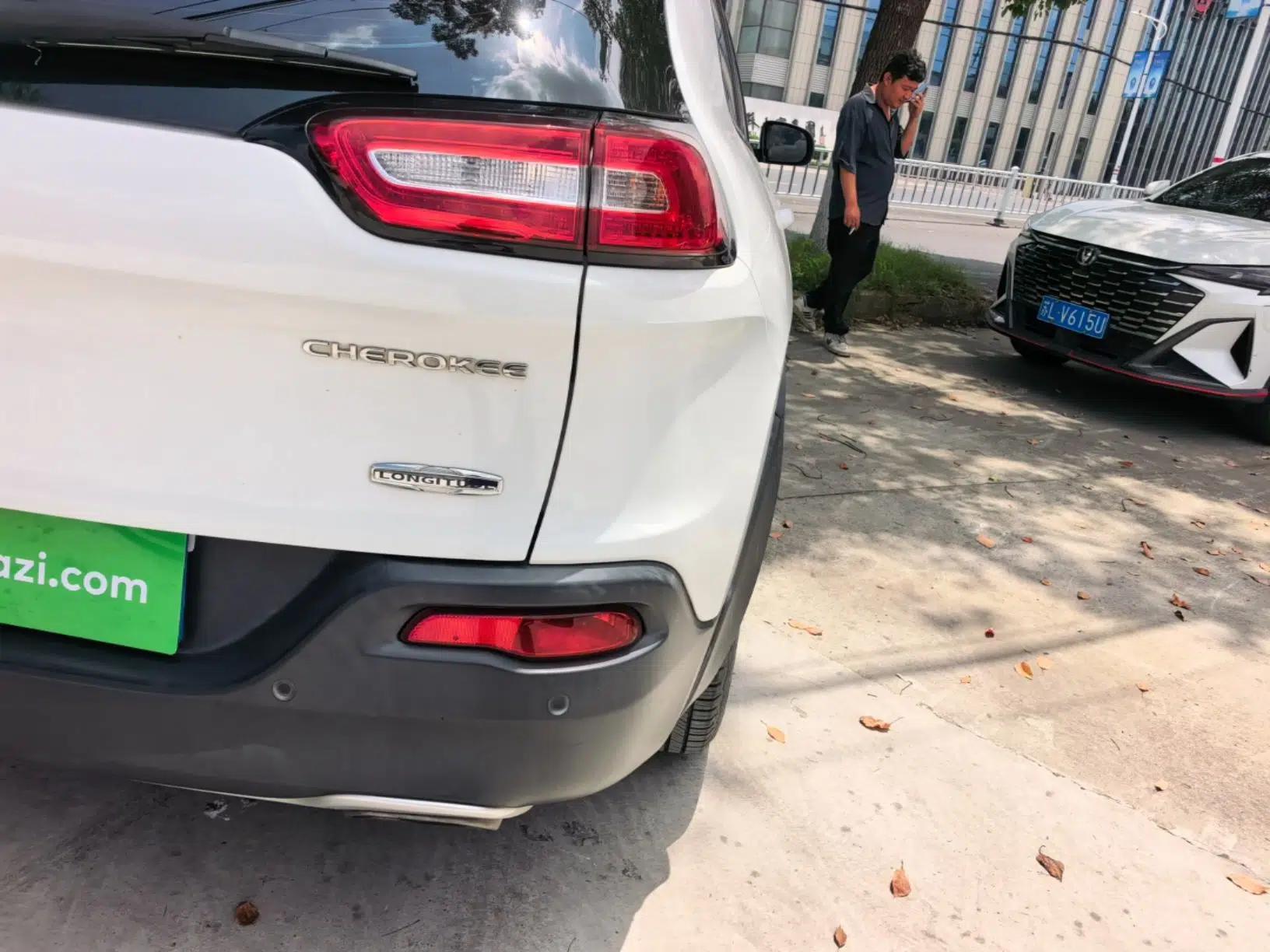 Jeep Cherokee 2016 2.4L Professional Edition — миниатюра 9