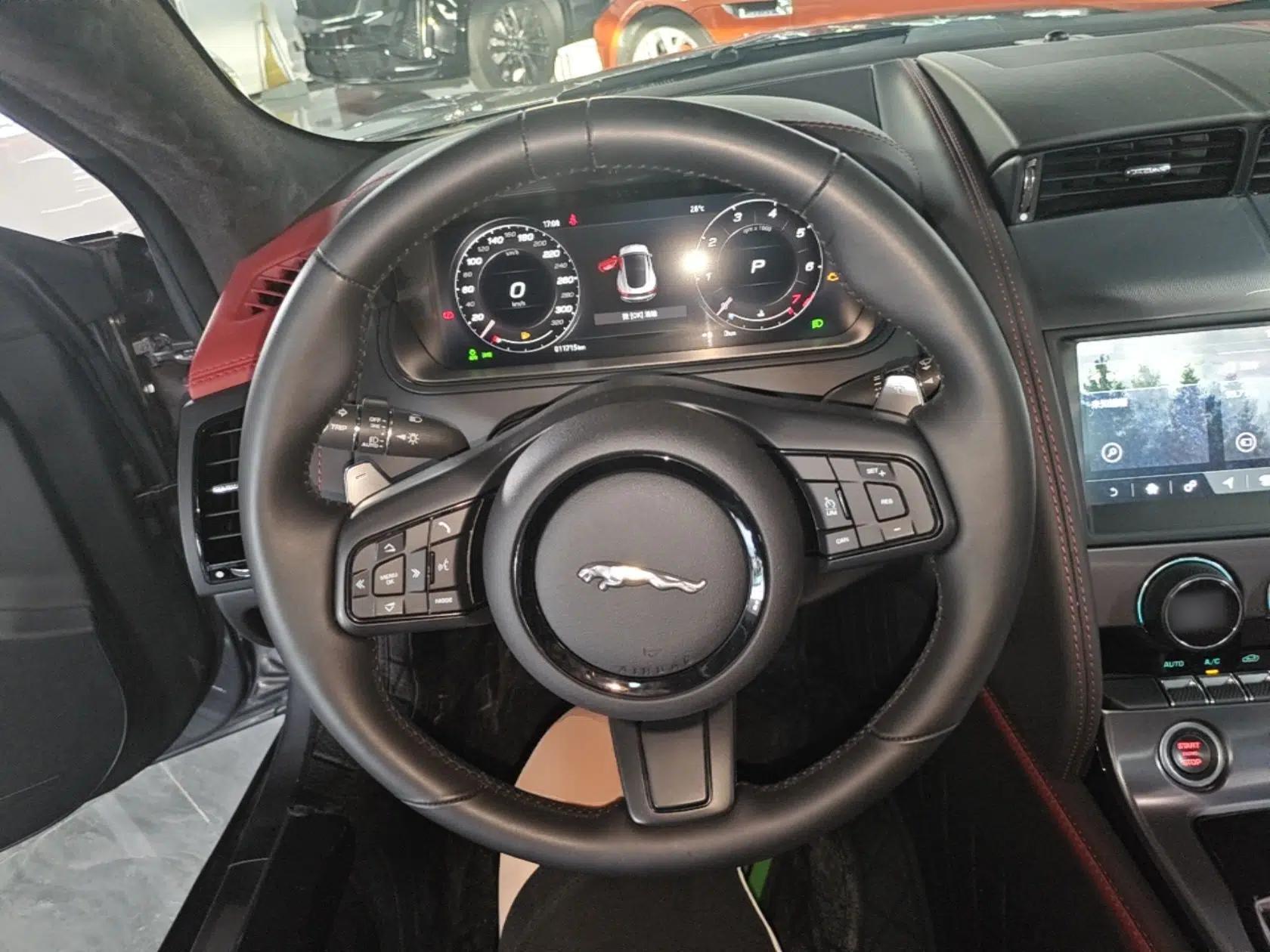 Jaguar F-TYPE 2024 P300 75th Anniversary Limited-Edition Hardtop Version — миниатюра 13