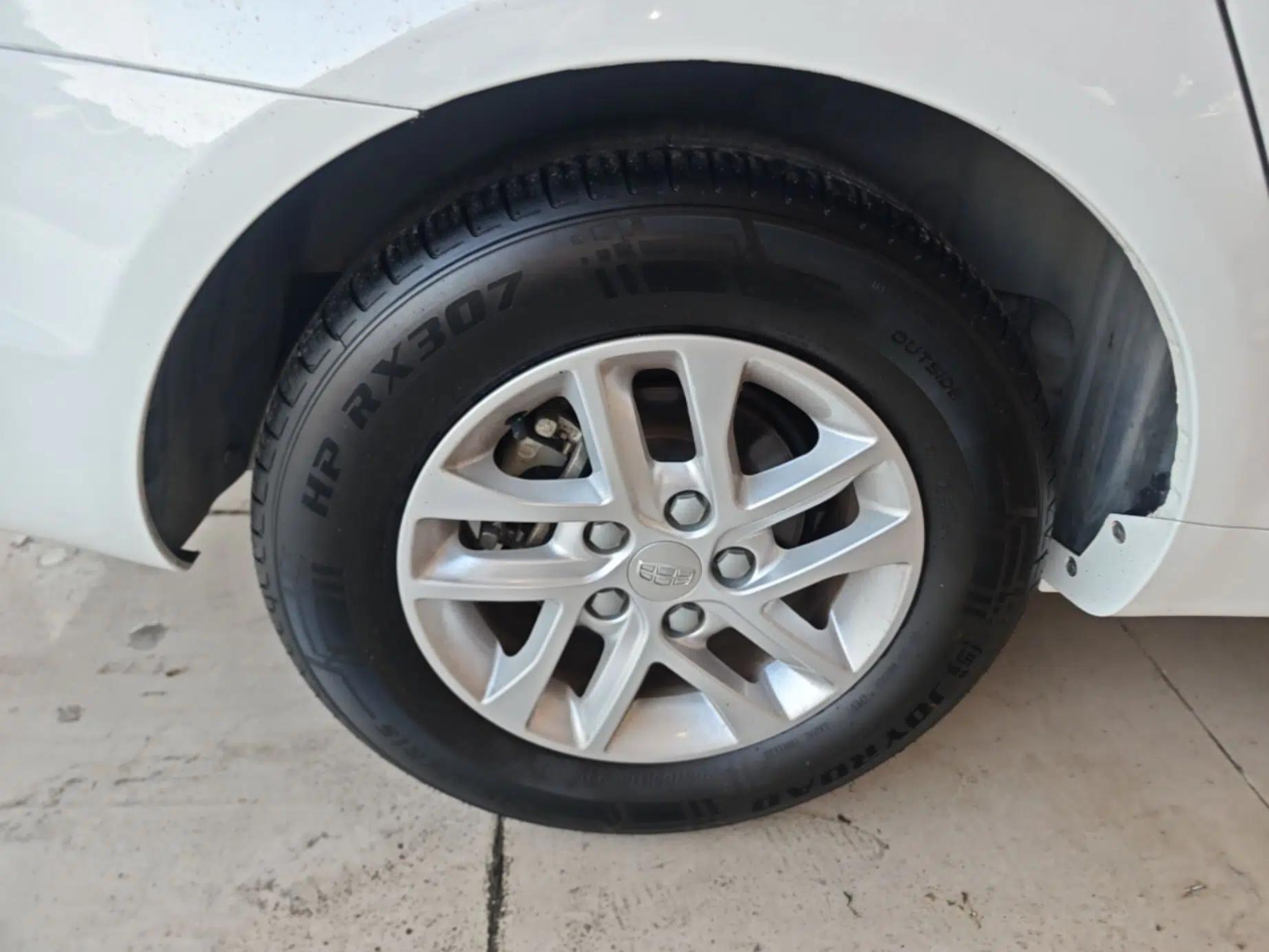 Geely Auto Emgrand 2017 Sedan Million Edition 1.5L Manual Luxury Model — миниатюра 11