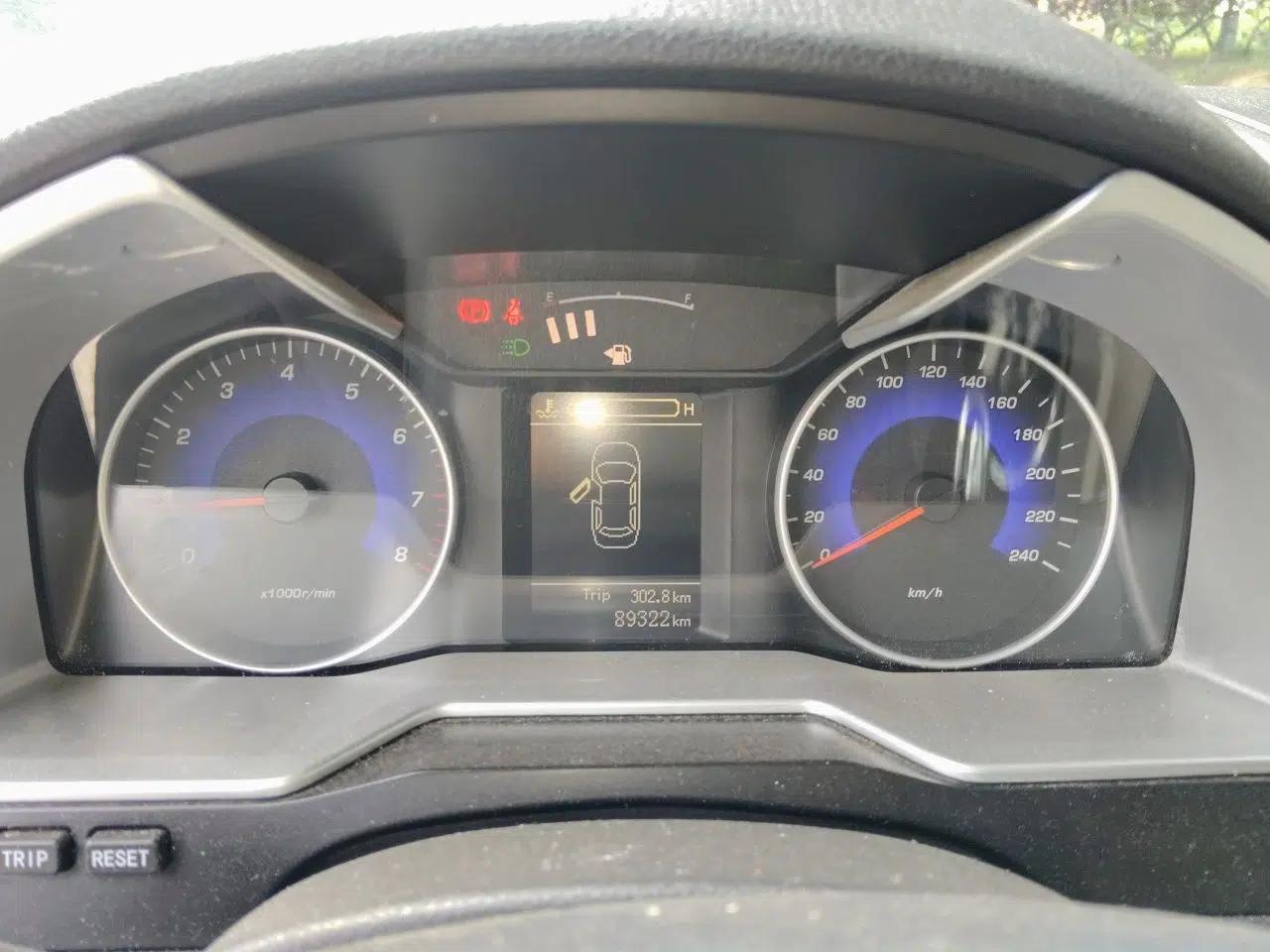 Geely Auto Emgrand 2014 Sedan 1.5L Manual Elite Model — миниатюра 11