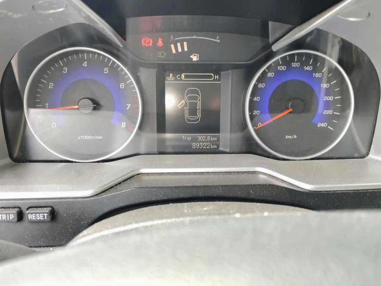 Geely Auto Emgrand 2014 Sedan 1.5L Manual Elite Model — миниатюра 12