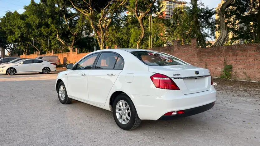 Geely Auto Emgrand 2017 Sedan Million Edition 1.5L Manual Luxury Model — миниатюра 4