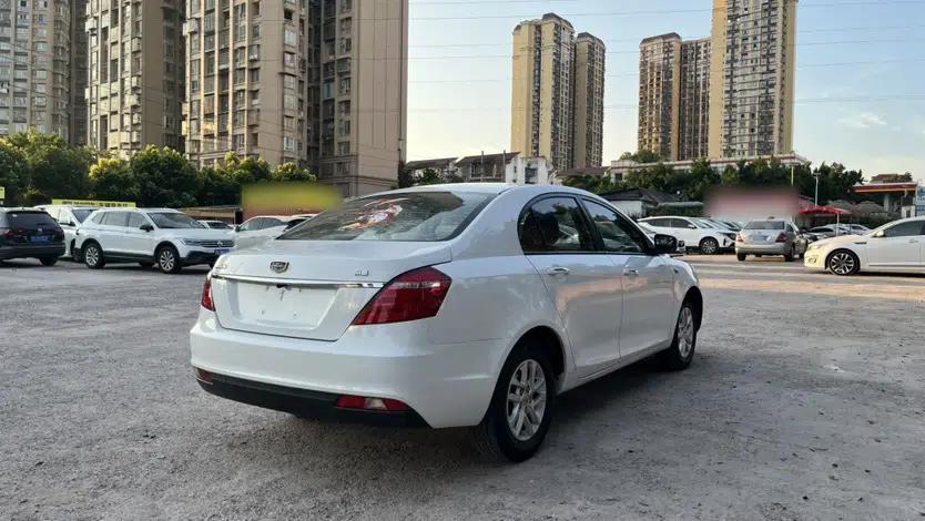 Geely Auto Emgrand 2017 Sedan Million Edition 1.5L Manual Luxury Model — миниатюра 6