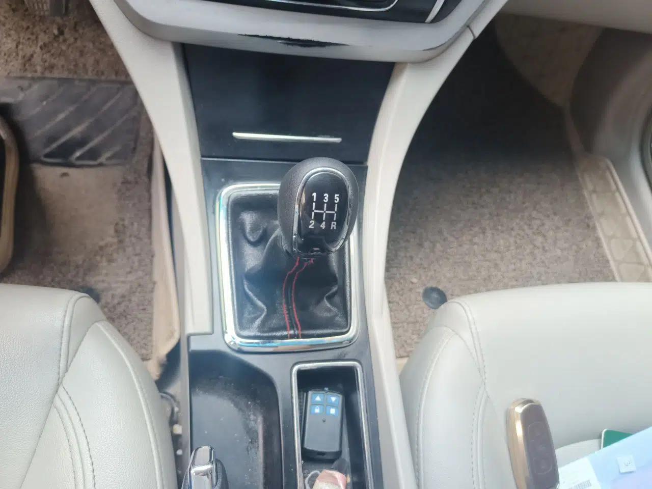 Geely Auto Emgrand 2016 Sedan 1.5L Manual Luxury Model — миниатюра 14
