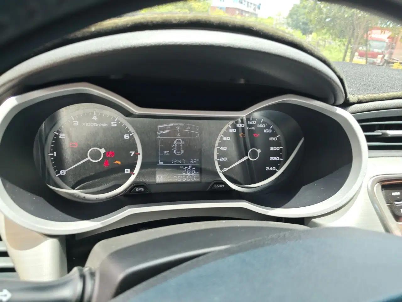 Geely Auto Emgrand GL 2017 1.8L Manual Elite Model — миниатюра 11