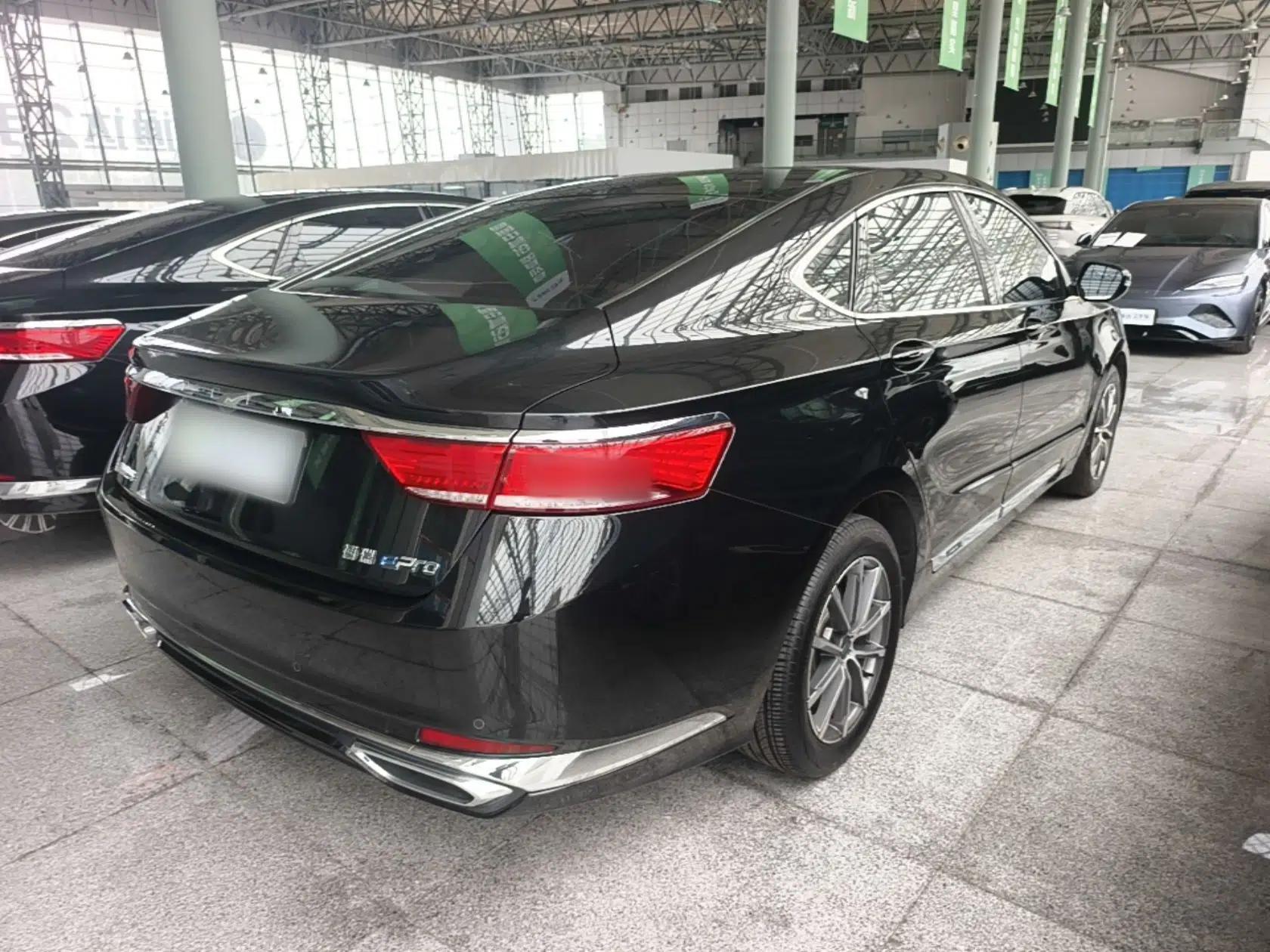 Geely Auto Emgrand GT New Energy 2022 1.5T PHEV Extended Range Prestige Version — миниатюра 6