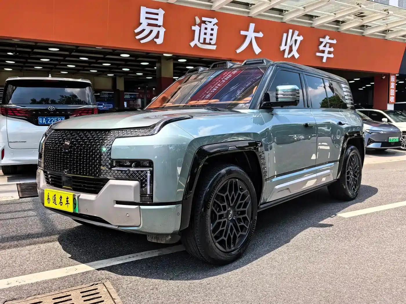 Looking up at the 2023 U8 Luxury Edition — миниатюра 1