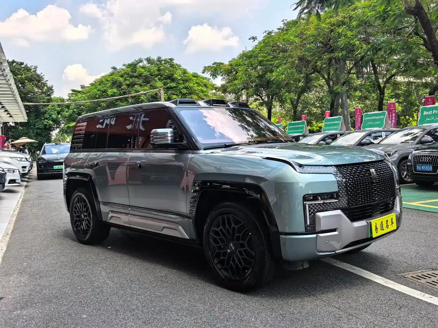 Looking up at the 2023 U8 Luxury Edition — миниатюра 2
