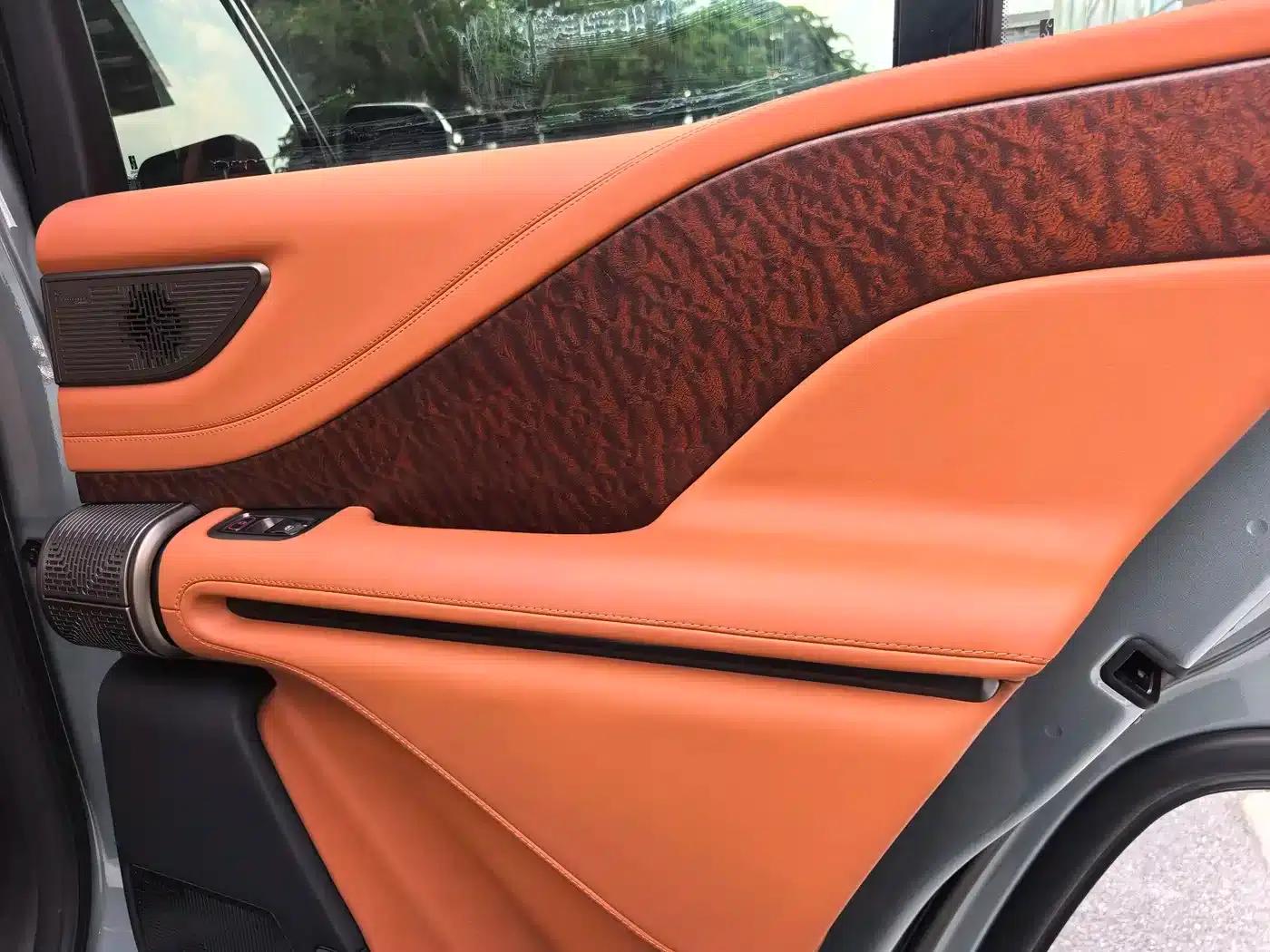 Looking up at the 2023 U8 Luxury Edition — миниатюра 15